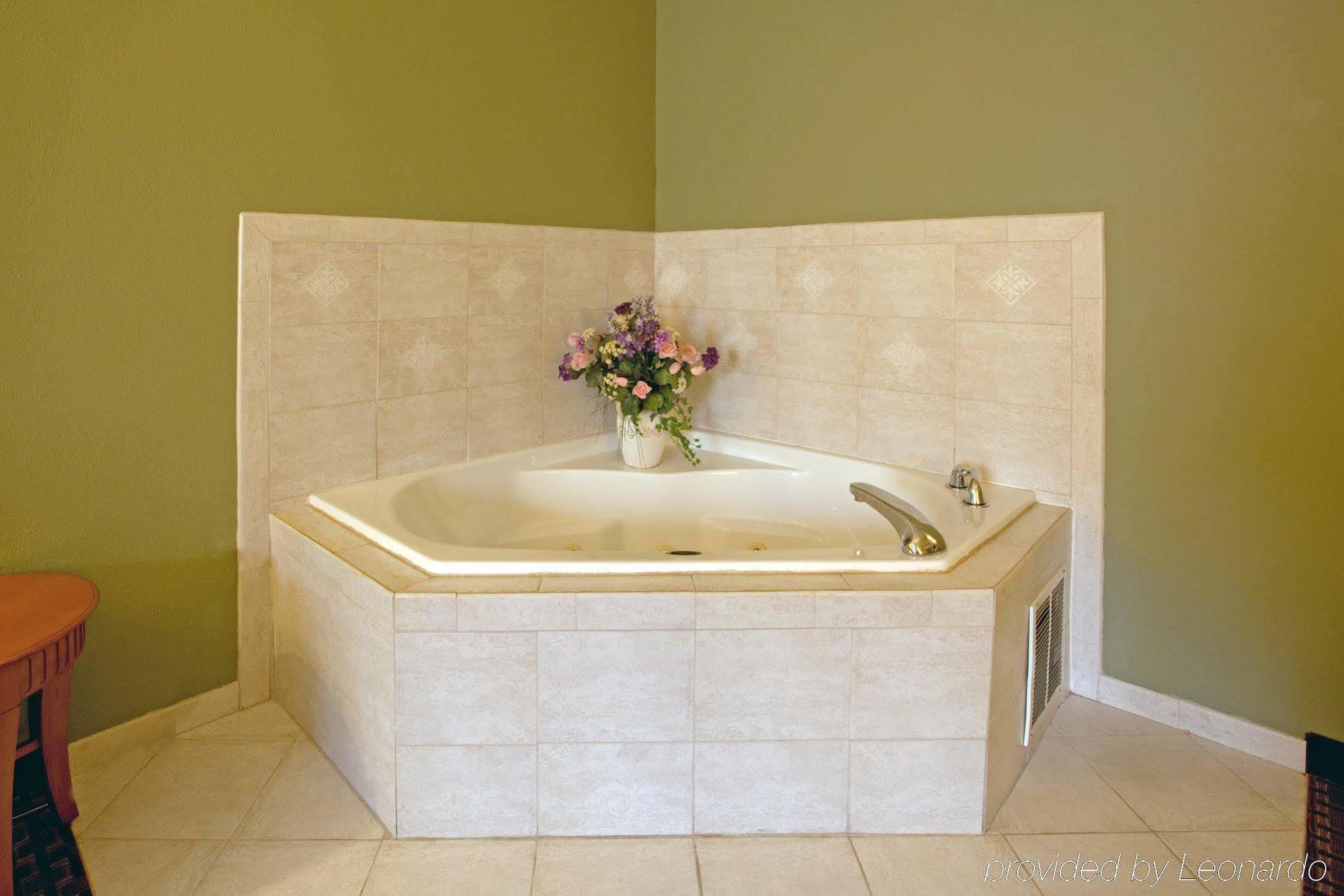 Holiday Inn Express & Suites Charlotte Arpt-Belmont By Ihg Oda fotoğraf