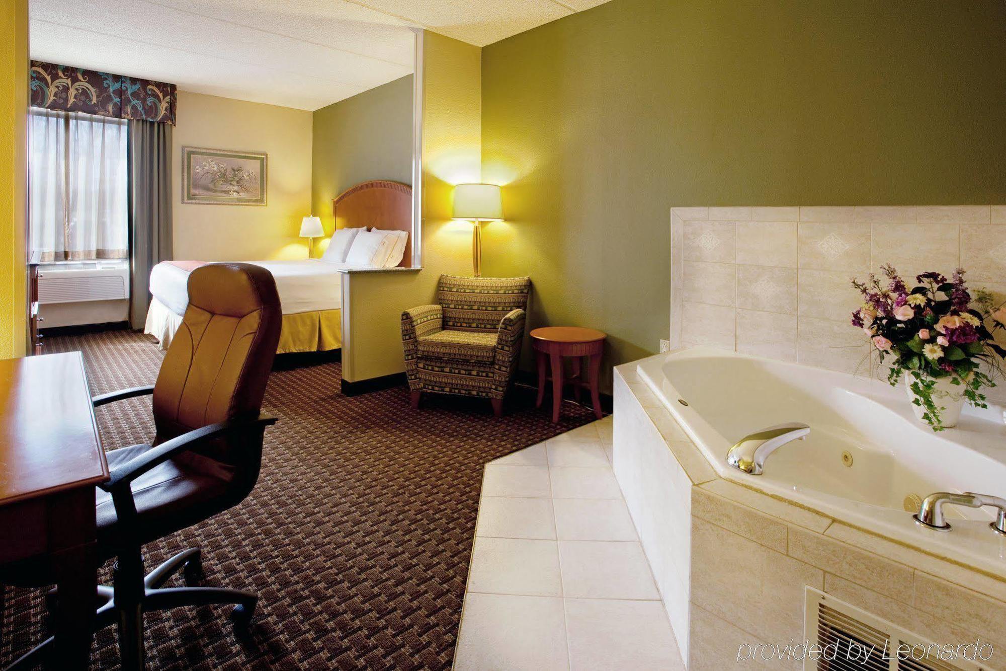 Holiday Inn Express & Suites Charlotte Arpt-Belmont By Ihg Oda fotoğraf
